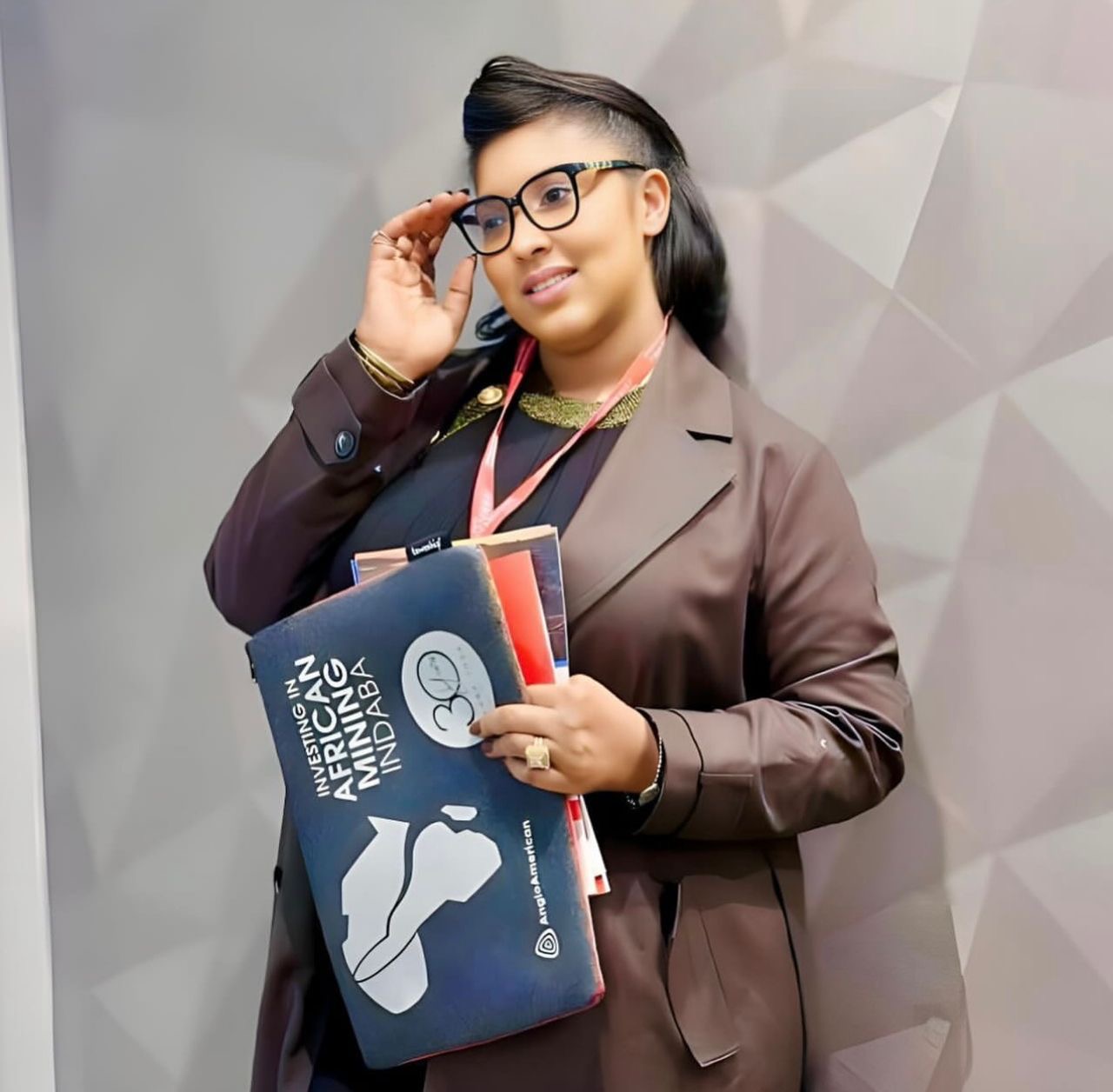 Festival International Kayes-Kunben : La Présidente Fondatrice Mme Fatoumata Niane Batouly dote encore des jeunes de kits de travail.